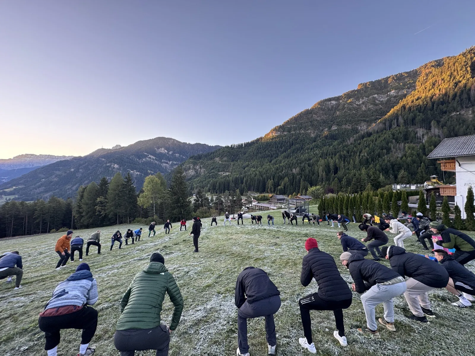 Die Gruppe vor Bergpanorama in den Dolomiten