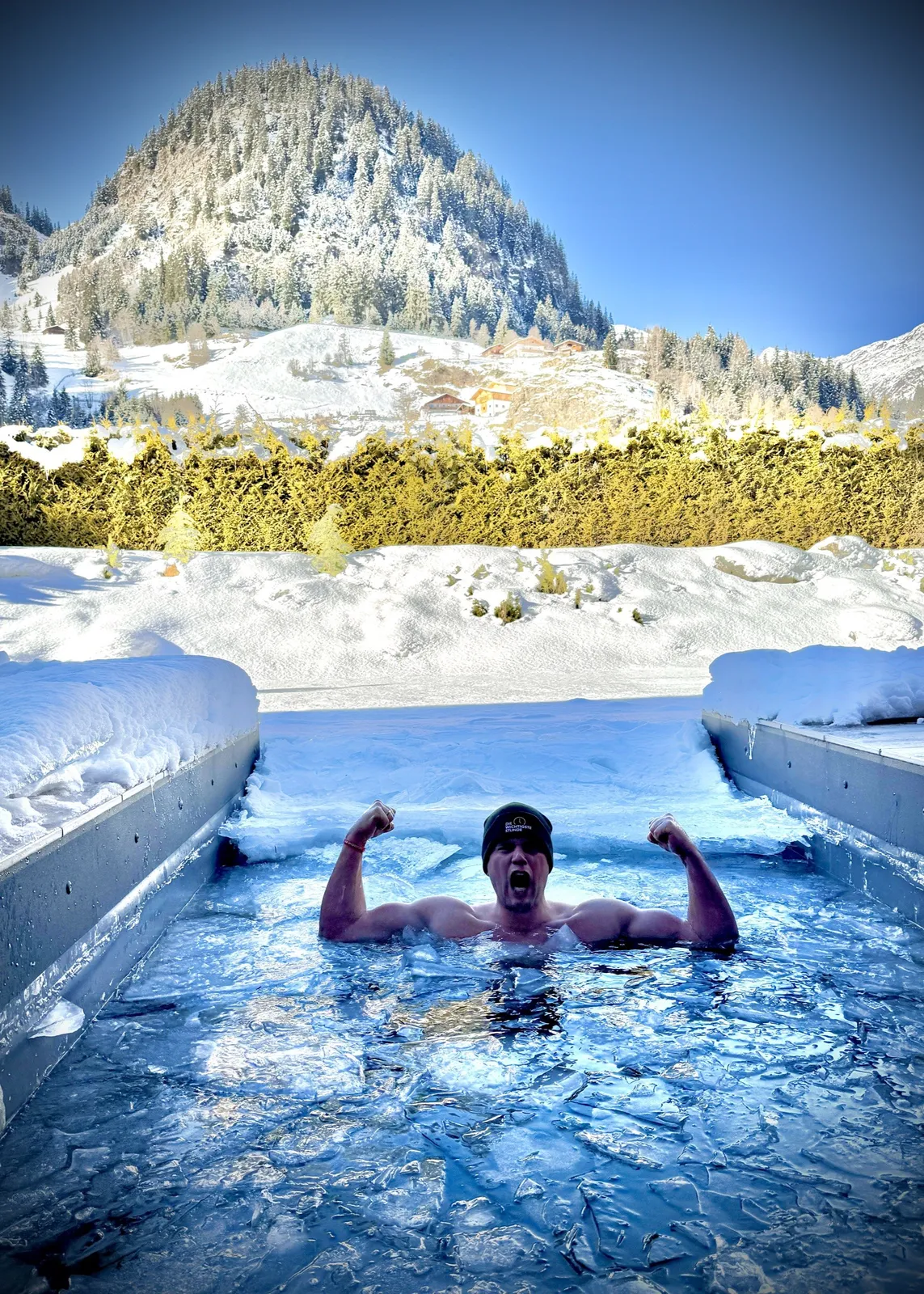 Eisbad im Schnee beim Wintermastermind in Südtirol