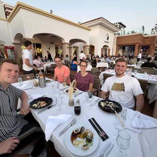 Lange Tafel beim gemeinsamen Abendessen