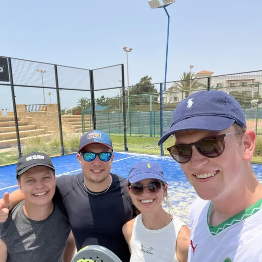 Vier Teilnehmer auf dem Padel-Court