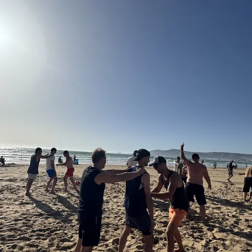 Spiel am Strand im Abendlicht