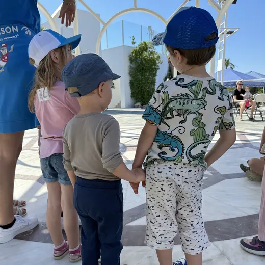 Kinder beim Miniraketen-Treff, von hinten