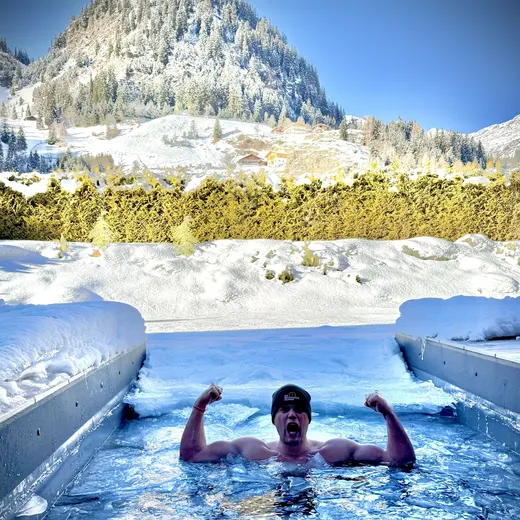 Eisbad im Schnee