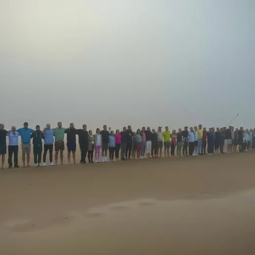 Menschenkette im Morgennebel
