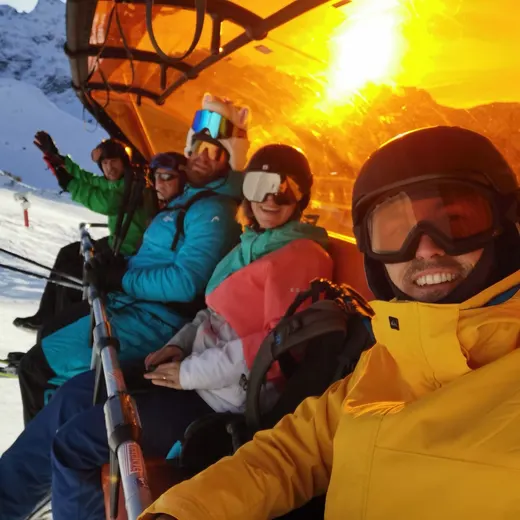 Skifahren im Abendlicht