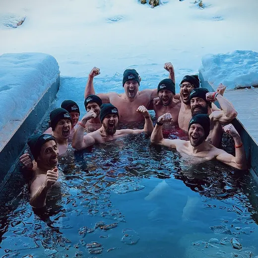 Eisbaden im Schnee