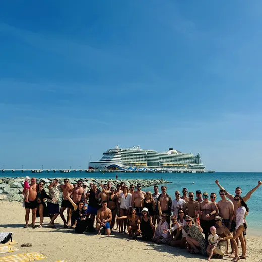 Die Gruppe am Strand, dahinter das Schiff