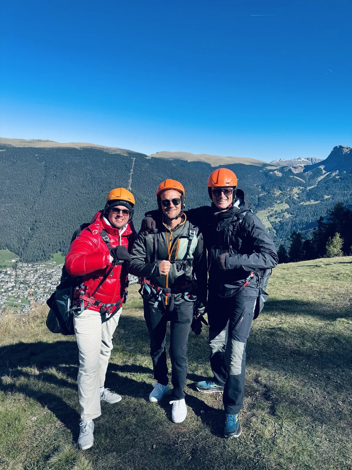 Drei Teilnehmer am Gipfel in den Dolomiten