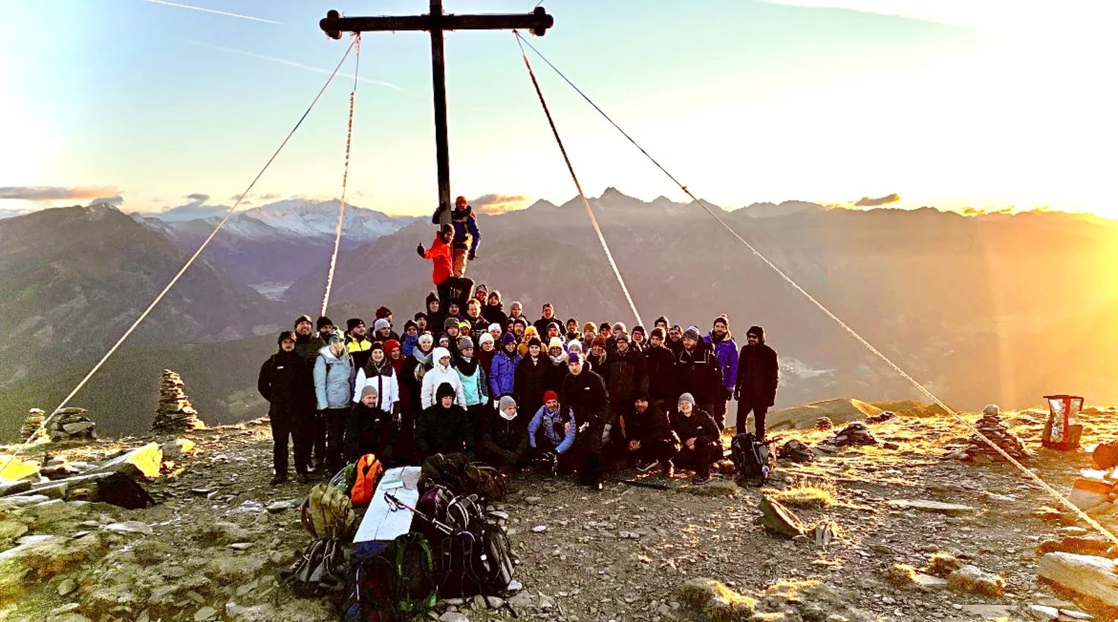 Gipfelkreuz im Abendlicht in Südtirol