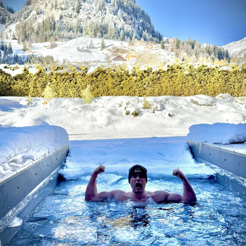Eisbad im Schnee