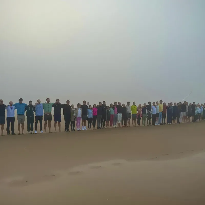 Menschenkette am Strand im Morgennebel
