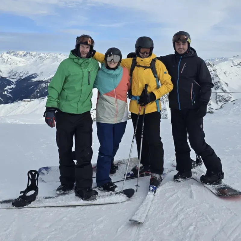 Ski-Gruppe vor Bergpanorama beim Wintermastermind