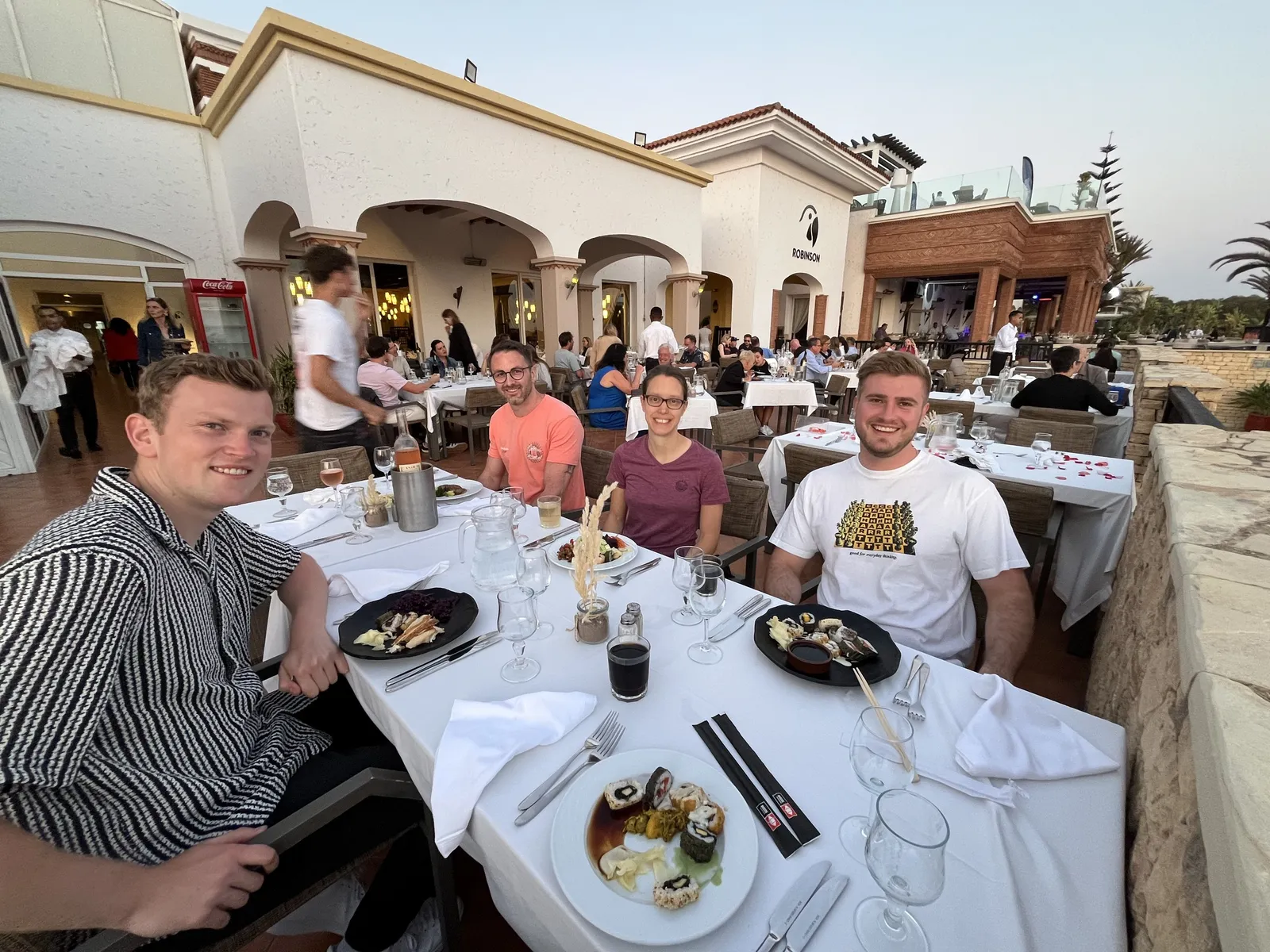 Lange Tafel beim gemeinsamen Abendessen auf einer Mastermind