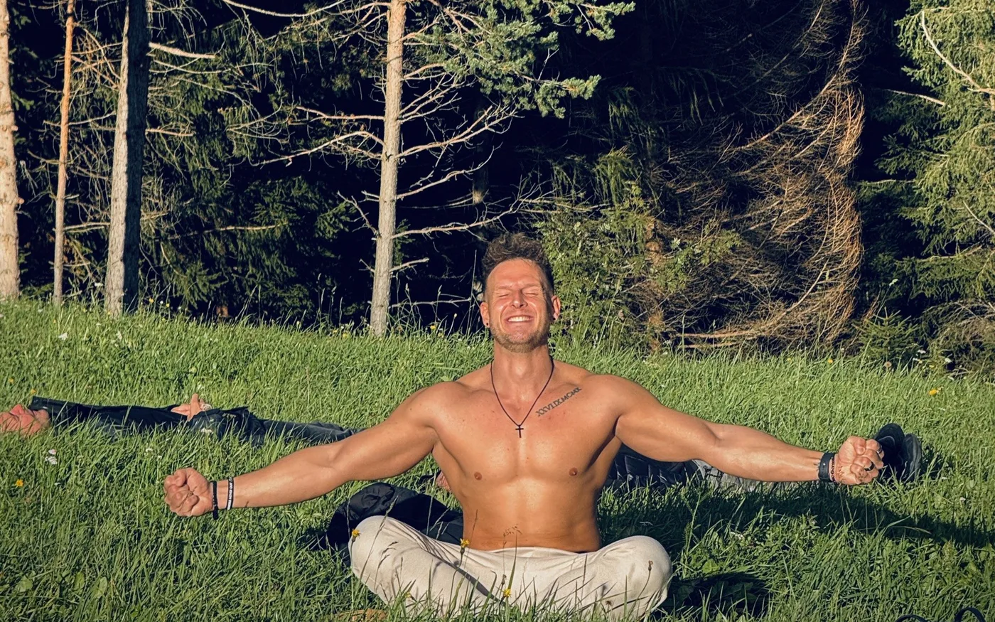 Meditation auf einer Lichtung im Wald