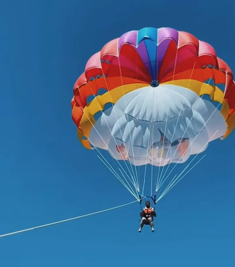 Parasail vor blauem Himmel, Standbild aus dem Türkei-Aftermovie