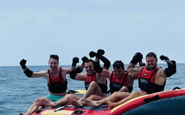 Jubelnde Gruppe beim Wassersport